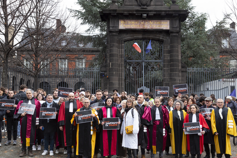 La gouvernance de l'UCA devant le rectorat, accompagne de personnels et d'tudiants, en vue d'une audience avec le recteur.