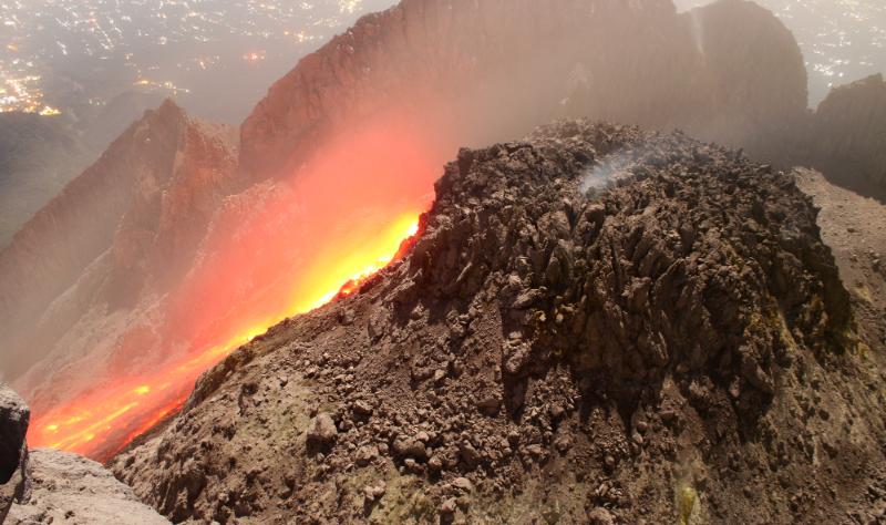 Fig 2 : Un boulement incandescent au sommet du volcan de Merapi avec les villages  proximit en arrire planCImage de StereoVolc/ Station Somerapi 3
